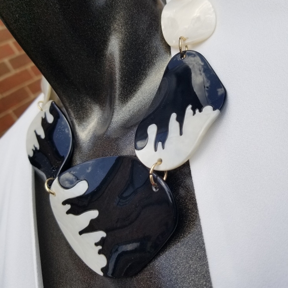 Black and white Acrylic Necklace & Earrings Set with Goldtone findings - Picture 5 of 16